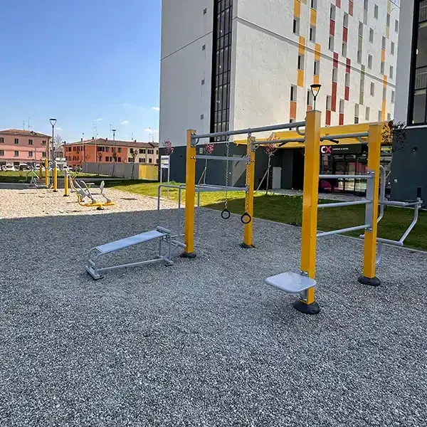 Area fitness outdoor con attrezzature GEA installate a Modena