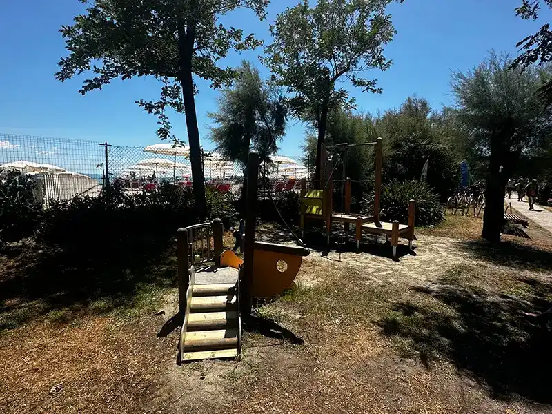Riqualificazione dell'area giochi del Bagno Arcobaleno di Fiumaretta: sicurezza, natura e divertimento 161 Gioco in legno installato presso il Bagno Arcobaleno di Fiumaretta