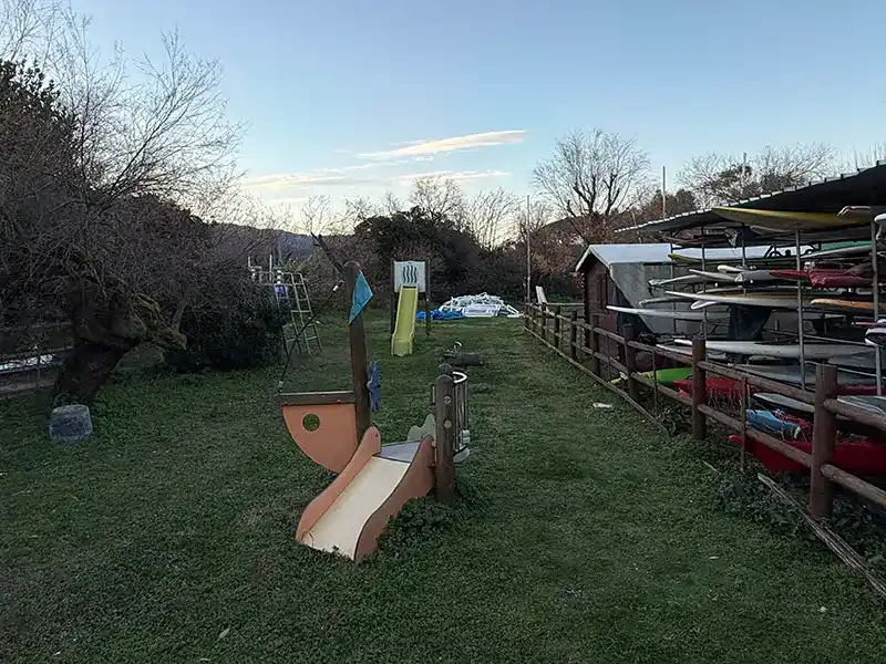 Riqualificazione dell'area giochi del Bagno Arcobaleno di Fiumaretta: sicurezza, natura e divertimento 160 Area giochi esistente prima della riqualificazione presso il Bagno Arcobaleno