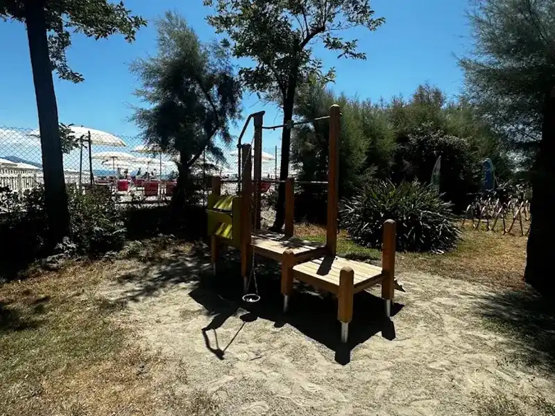 Riqualificazione dell'area giochi del Bagno Arcobaleno di Fiumaretta: sicurezza, natura e divertimento 164 Lavori completamento area giochi