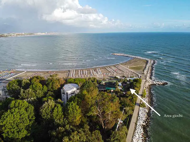 Riqualificazione dell'area giochi del Bagno Arcobaleno di Fiumaretta: sicurezza, natura e divertimento 159 Veduta aerea del Bagno Arcobaleno e dell'area giochi riqualificata