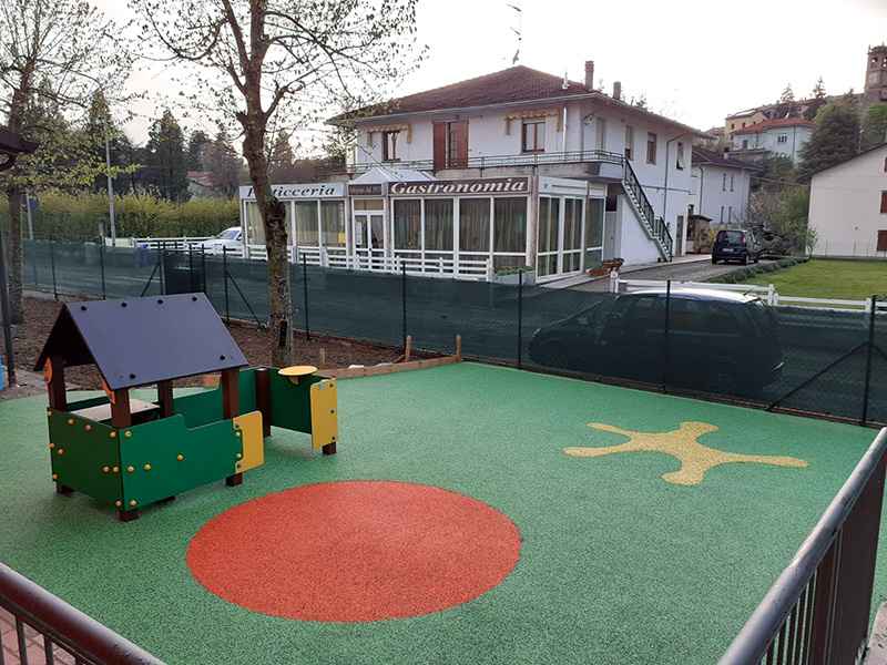 Pavimentazione in gomma colata per la Scuola Materna di Tizzano Val Parma: più sicurezza per l’area gioco 155 Area gioco completata con pavimentazione in gomma colata e casetta nella scuola materna di Tizzano Val Parma