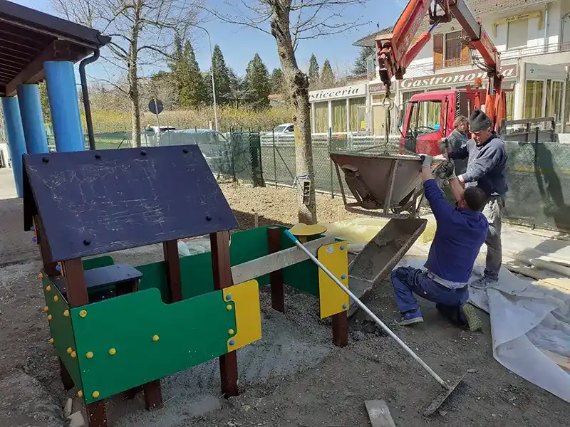 Pavimentazione in gomma colata per la Scuola Materna di Tizzano Val Parma: più sicurezza per l’area gioco 159 Realizzazione della platea e installazione della casetta gioco nella scuola materna di Tizzano Val Parma