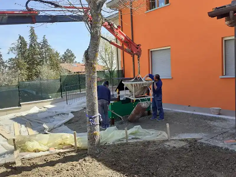 Pavimentazione in gomma colata per la Scuola Materna di Tizzano Val Parma: più sicurezza per l’area gioco 156 Installazione di casetta gioco in plastica riciclata nella scuola materna di Tizzano Val Parma