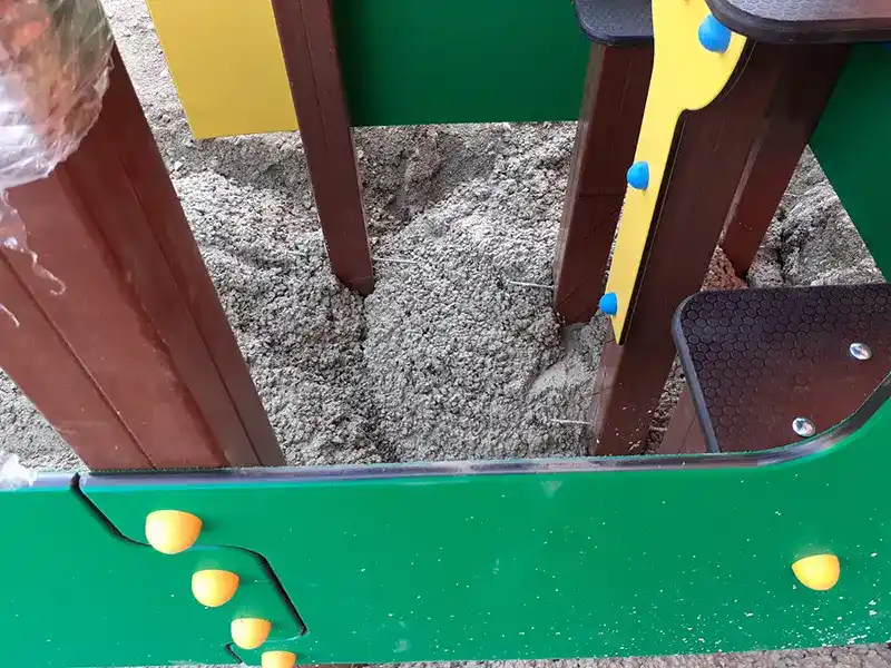 Pavimentazione in gomma colata per la Scuola Materna di Tizzano Val Parma: più sicurezza per l’area gioco 157 Dettaglio costruttivo della casetta gioco in plastica riciclata installata nella scuola materna di Tizzano Val Parma