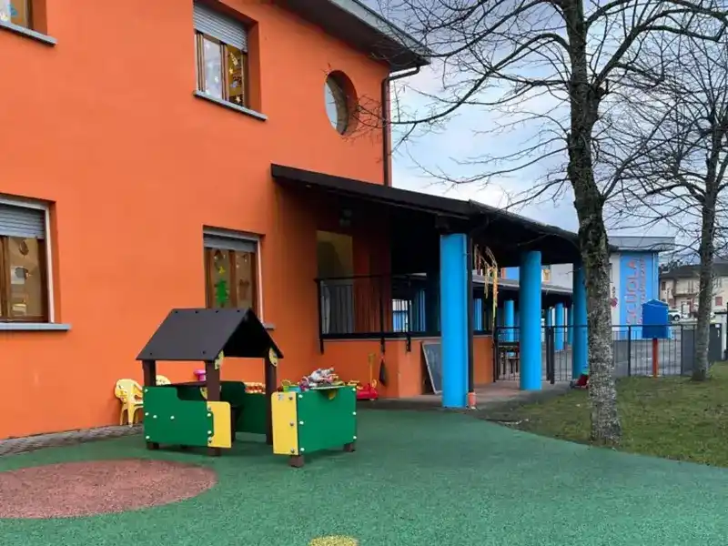 Pavimentazione in gomma colata per la Scuola Materna di Tizzano Val Parma: più sicurezza per l’area gioco 161 Pavimentazione antitrauma in gomma colata e casetta gioco in plastica riciclata nella scuola materna di Tizzano Val Parma