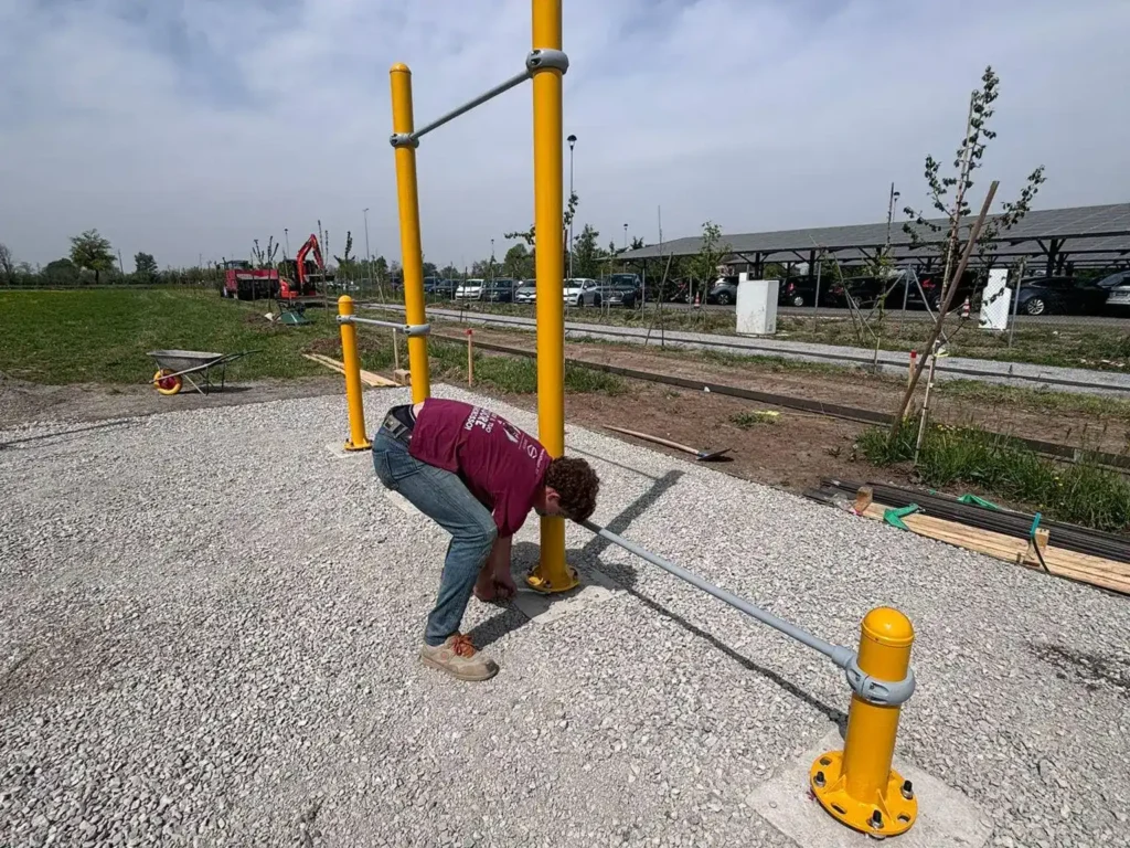 Installazione delle attrezzature fitness outdoor presso Sidel all'interno del parco aziendale realizzato con KM Verde Parma