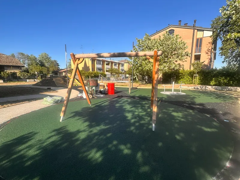 Progettazione Aree Ludiche 50 Parco giochi inclusivo in legno a San Ruffino, realizzato per il progetto Amici di Davide, con pavimentazione antitrauma accessibile.