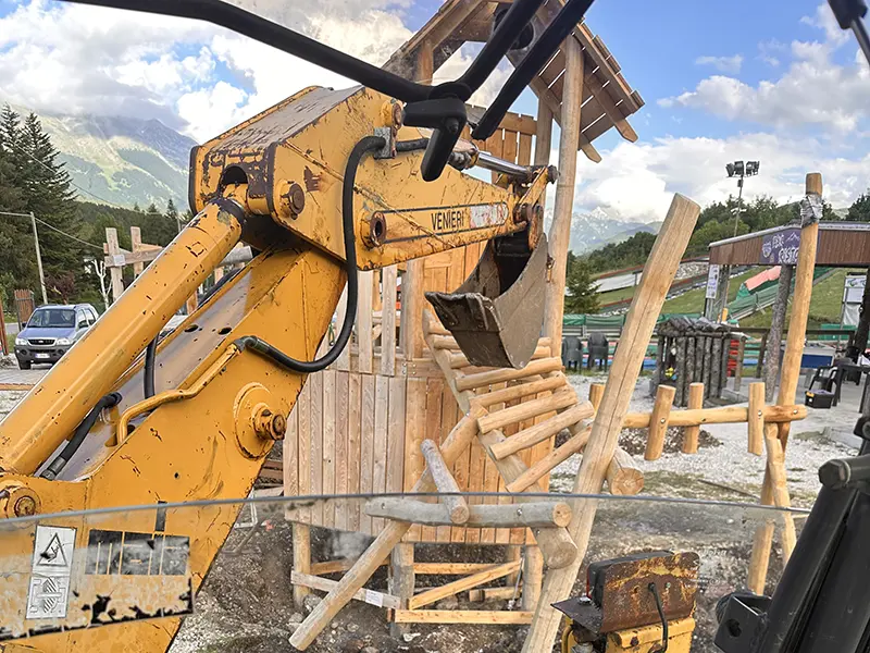 Nuovo parco giochi in legno a Pescasseroli: natura, inclusione e divertimento nel cuore del Parco Nazionale d'Abruzzo 180 Installazione delle strutture gioco in legno con mezzi da cantiere.