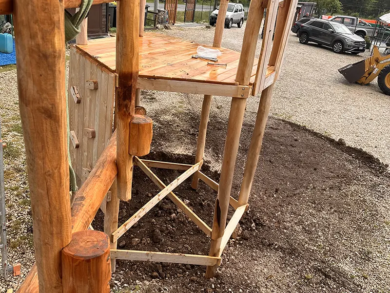 Nuovo parco giochi in legno a Pescasseroli: natura, inclusione e divertimento nel cuore del Parco Nazionale d'Abruzzo 181 Dettaglio struttura gioco in legno