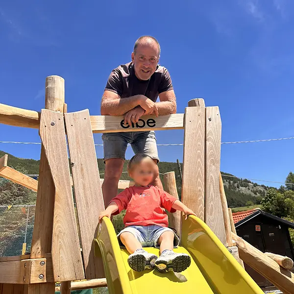 Nuovo parco giochi in legno a Pescasseroli: natura, inclusione e divertimento nel cuore del Parco Nazionale d'Abruzzo 175 Area giochi inclusiva in legno con pannelli sensoriali e pavimentazione naturale realizzata a Pescasseroli, in Abruzzo.