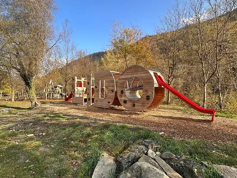 Progettazione Aree Ludiche 21 Scritta Lido con giochi in legno nel parco pubblico di Fanano in provincia di Modena