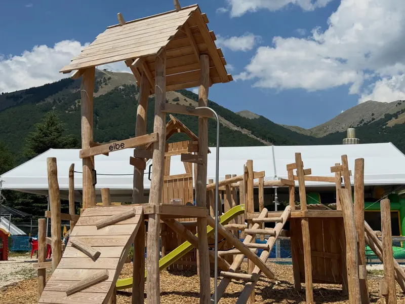 Nuovo parco giochi in legno a Pescasseroli: natura, inclusione e divertimento nel cuore del Parco Nazionale d'Abruzzo 174 Dettaglio della torre del parco giochi in legno.