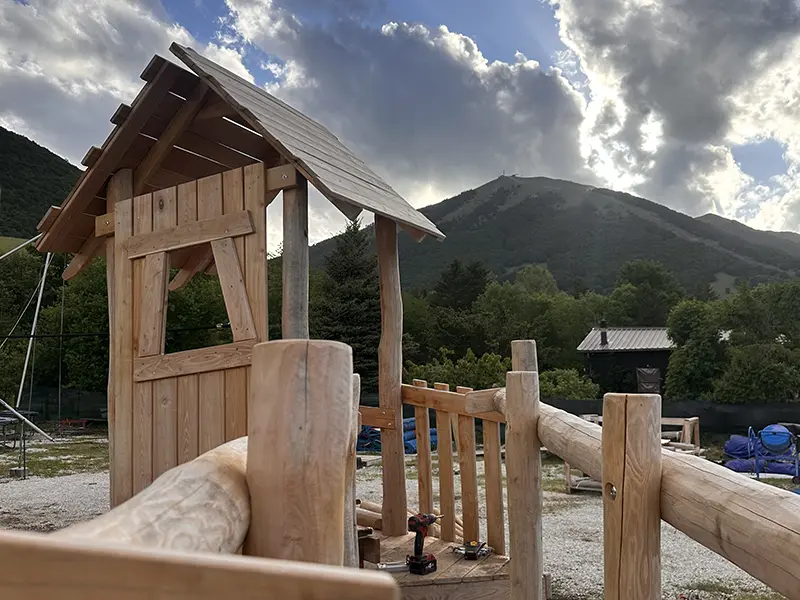Nuovo parco giochi in legno a Pescasseroli: natura, inclusione e divertimento nel cuore del Parco Nazionale d'Abruzzo 183 Dettaglio della torre del parco giochi in legno.