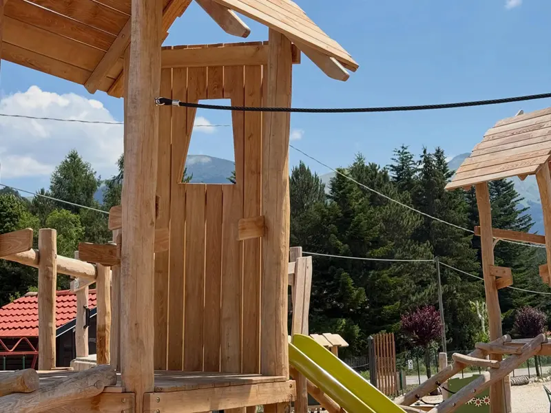 Nuovo parco giochi in legno a Pescasseroli: natura, inclusione e divertimento nel cuore del Parco Nazionale d'Abruzzo 184 Particolare della struttura multifunzione in legno del parco giochi.