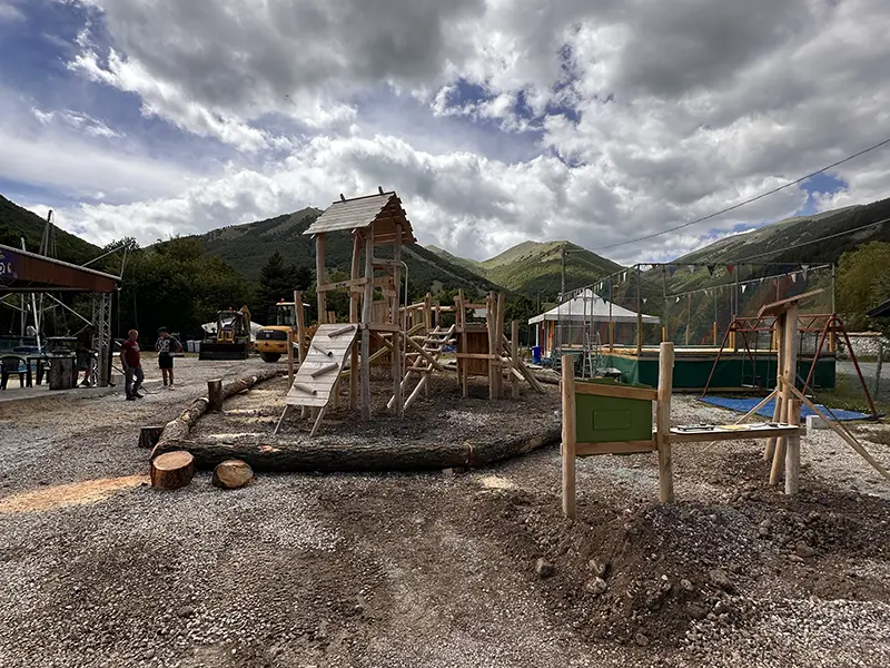 Nuovo parco giochi in legno a Pescasseroli: natura, inclusione e divertimento nel cuore del Parco Nazionale d'Abruzzo 178 Installazione delle strutture gioco in legno con mezzi da cantiere.