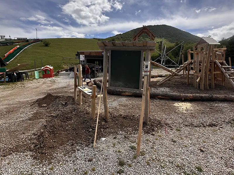 Nuovo parco giochi in legno a Pescasseroli: natura, inclusione e divertimento nel cuore del Parco Nazionale d'Abruzzo 177 Montaggio della struttura gioco in legno durante la realizzazione del parco giochi.