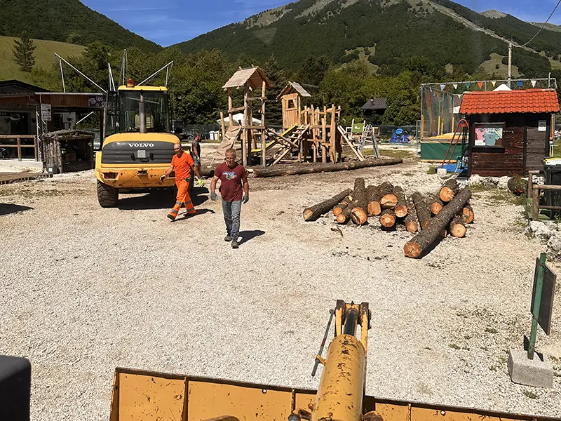 Nuovo parco giochi in legno a Pescasseroli: natura, inclusione e divertimento nel cuore del Parco Nazionale d'Abruzzo 179 Installazione delle strutture gioco in legno con mezzi da cantiere.