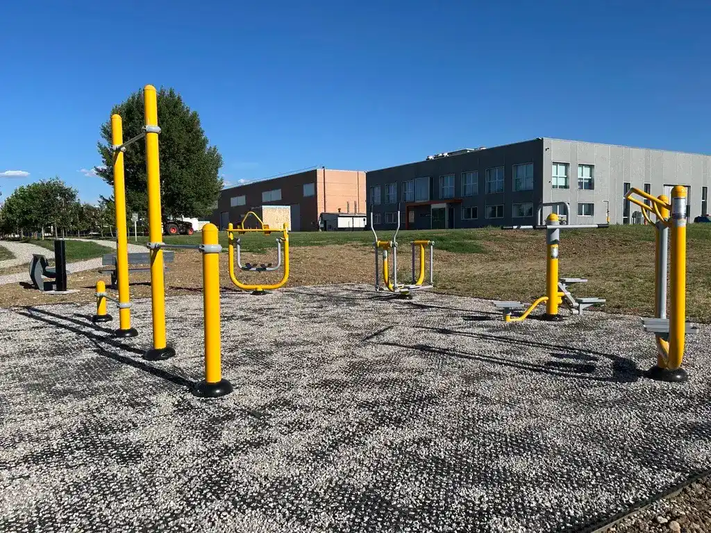 Area fitness outdoor aziendale SIDEL con attrezzature per allenamento funzionale all'aperto