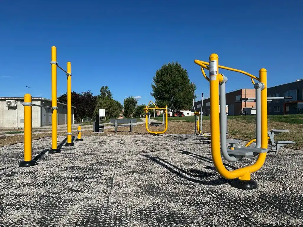 Area fitness outdoor SIDEL con stazioni per allenamento funzionale e attività fisica aziendale