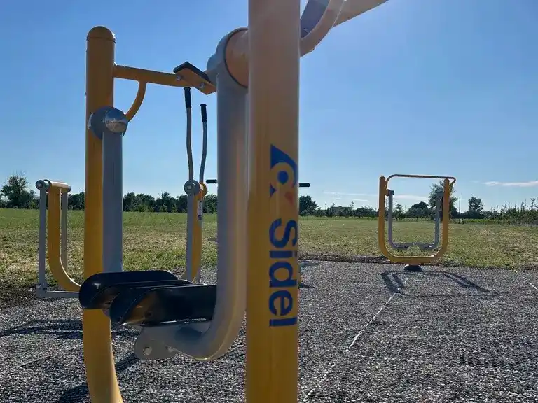 Area workout outdoor aziendale SIDEL con attrezzature per esercizi funzionali all'aperto