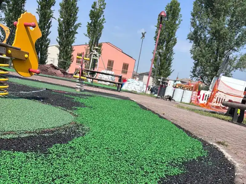 Dettaglio della nuova superficie antitrauma in gomma colata certificata EN 1177