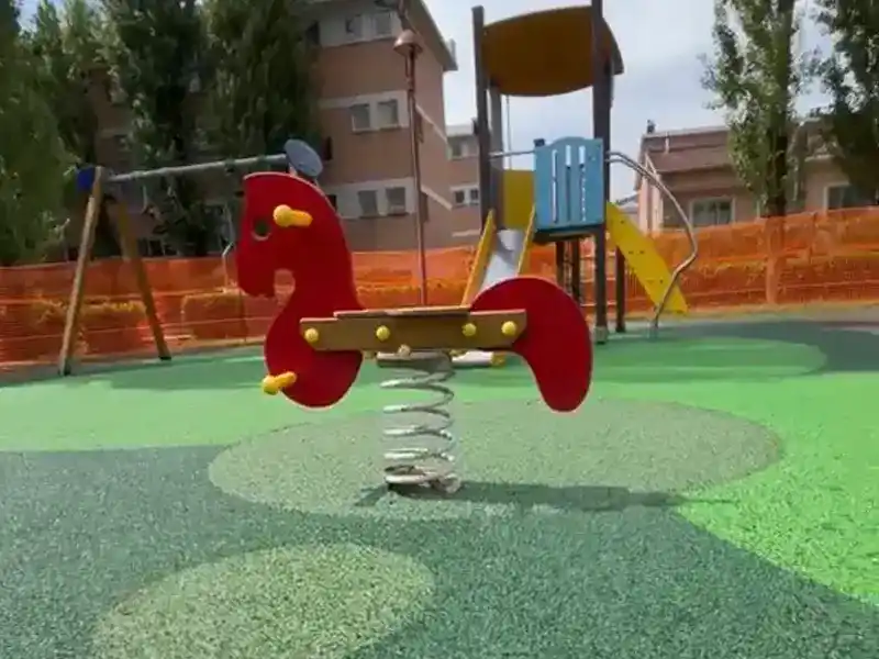 Nuova pavimentazione antitrauma in gomma colata per la sicurezza dei bambini