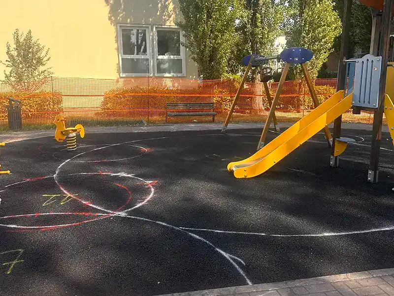 Area giochi durante le operazioni di riqualificazione della pavimentazione antitrauma