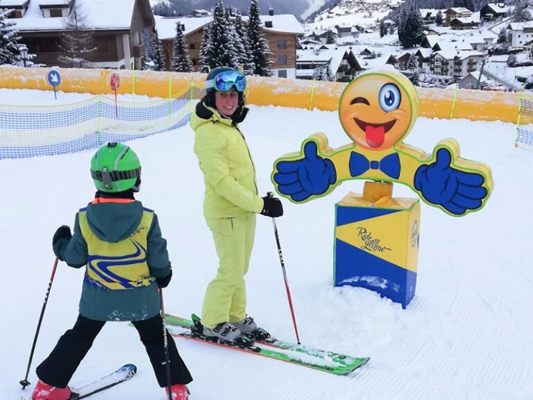 La Scuola Sci 2000 sceglie SkiBimbo: sicurezza, divertimento e innovazione per i piccoli sciatori 2 Gea-Scuola sci oritsei-mano doppia personalizzata
