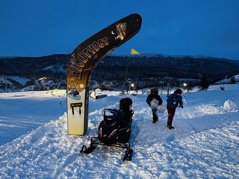 Super Boomerang installato sulla SuperSlope in Svezia con sciatori lungo il percorso sulla neve