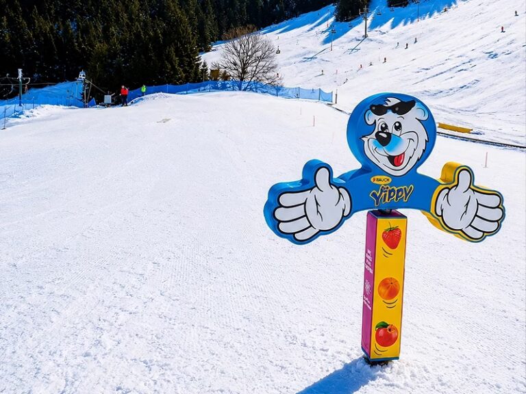 Mascotte con doppia mano personalizzata installata sulla SuperSlope dello ski resort Videocom in Slovacchia da GEA Italia