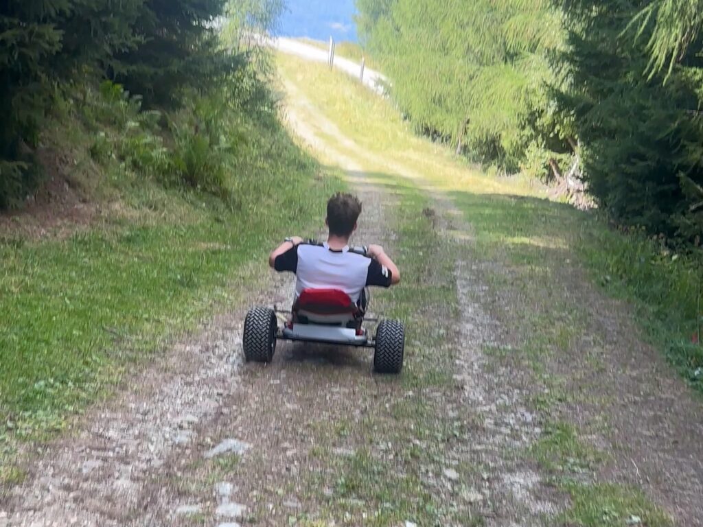 Mountain Cart in discesa sulla pista sterrata della Panarotta in Trentino
